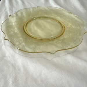 Yellow depression  glass round plate with scalloped patterned edge